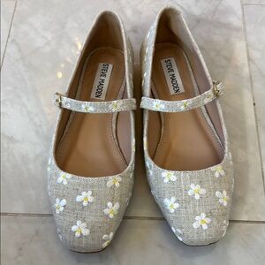 Steve Madden Beige Floral Flats